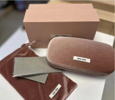 Miu Miu Gözlük Kutusu Kılıfı ve Silme Bezi
